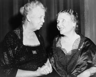 1955 photo Eleanor Roosevelt and Helen Keller toge  