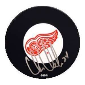  Chris Chelios Autographed Hockey Puck (Detroit Red Wings 