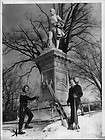 1959 TWO WOMEN WITH STATUE OF ROBERT BURNS IN BARRE VER