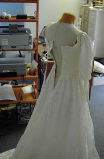 Beautiful Kleinerts Ivory Wedding Gown Size 3 Used Once  