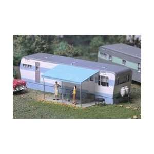    113 HO City Classics Roberts Road Mobile Home Kit: Toys & Games
