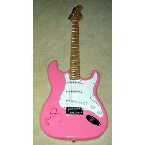 MILEY CYRUS hannah montana AUTOGRAPHED signed GUITAR !