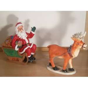 Figur Weihnachtsmann H 40 cm auf Schlitten mit Rentier H 40 cm 