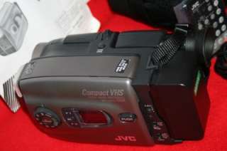 JVC GR AX900 COMPACT VHS CAMCORDER WITH CASE ATTACHMENTS & INSTRUCTION 
