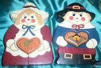 DECORATIVE WOOD PILGRIMS WITH WOODEN HEARTS FIGURES  